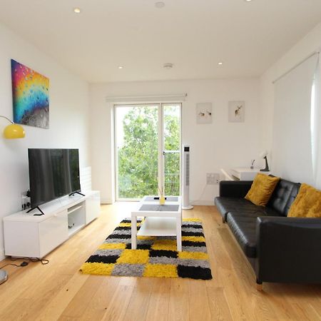 Spacious & Modern 1 Bedroom Close To Station In E16 Лондон Екстер'єр фото